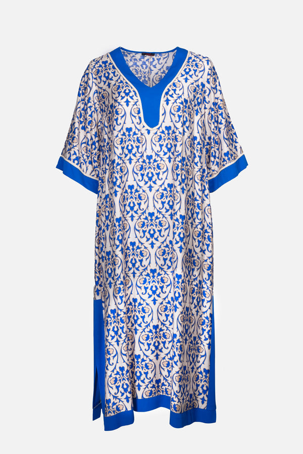 “Καφτάνι σε royal blue χρώμα με εμπριμέ μοτίβα, ιδανικό για κομψές καλοκαιρινές εμφανίσεις.”