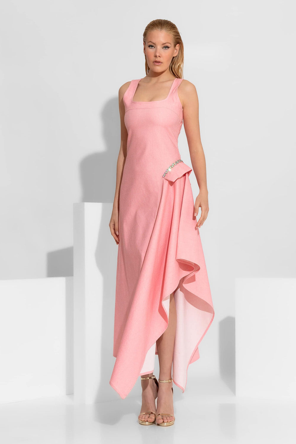 Ροζ denim ασύμμετρο φόρεμα με διακοσμητική λεπτομέρεια από κρύσταλλα στο πλάι