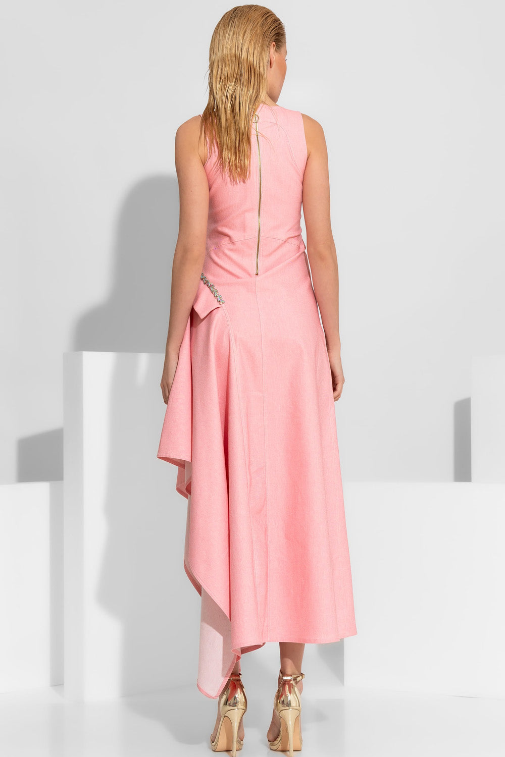 Ροζ denim ασύμμετρο φόρεμα με διακοσμητική λεπτομέρεια από κρύσταλλα στο πλάι