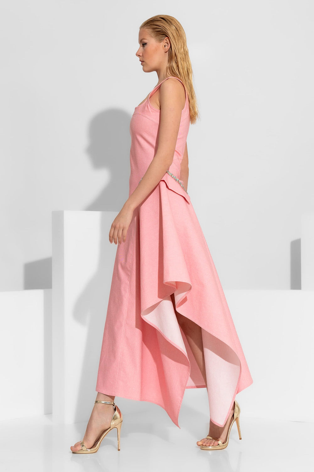 Ροζ denim ασύμμετρο φόρεμα με διακοσμητική λεπτομέρεια από κρύσταλλα στο πλάι