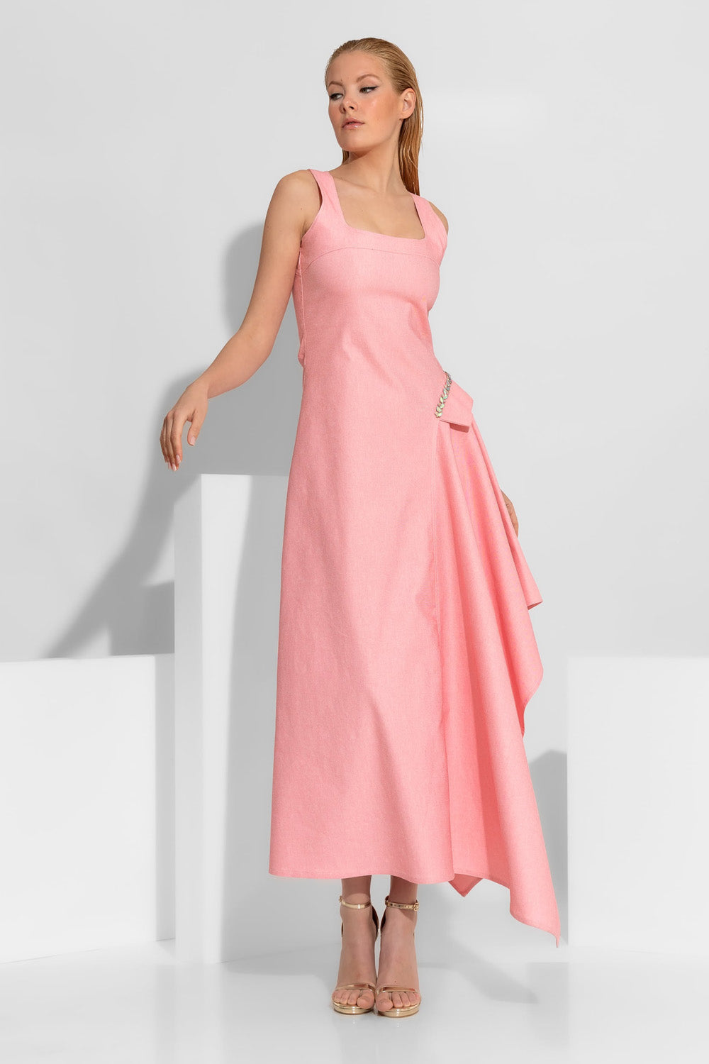 Ροζ denim ασύμμετρο φόρεμα με διακοσμητική λεπτομέρεια από κρύσταλλα στο πλάι