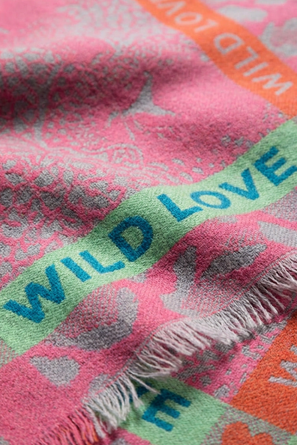 Ροζ εσάρπα με μοτίβο και λεπτομέρεια Wild Love, χρωματικές μπάντες, 70x190 εκ., 100% ακρυλικό