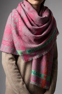 Ροζ εσάρπα με μοτίβο και λεπτομέρεια Wild Love, χρωματικές μπάντες, 70x190 εκ., 100% ακρυλικό