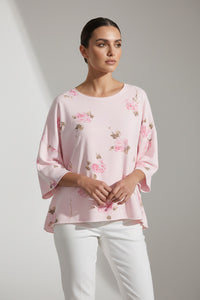Ροζ γυναικεία μπλούζα με floral τύπωμα και 3/4 φαρδιά μανίκια σε χαλαρή γραμμή.