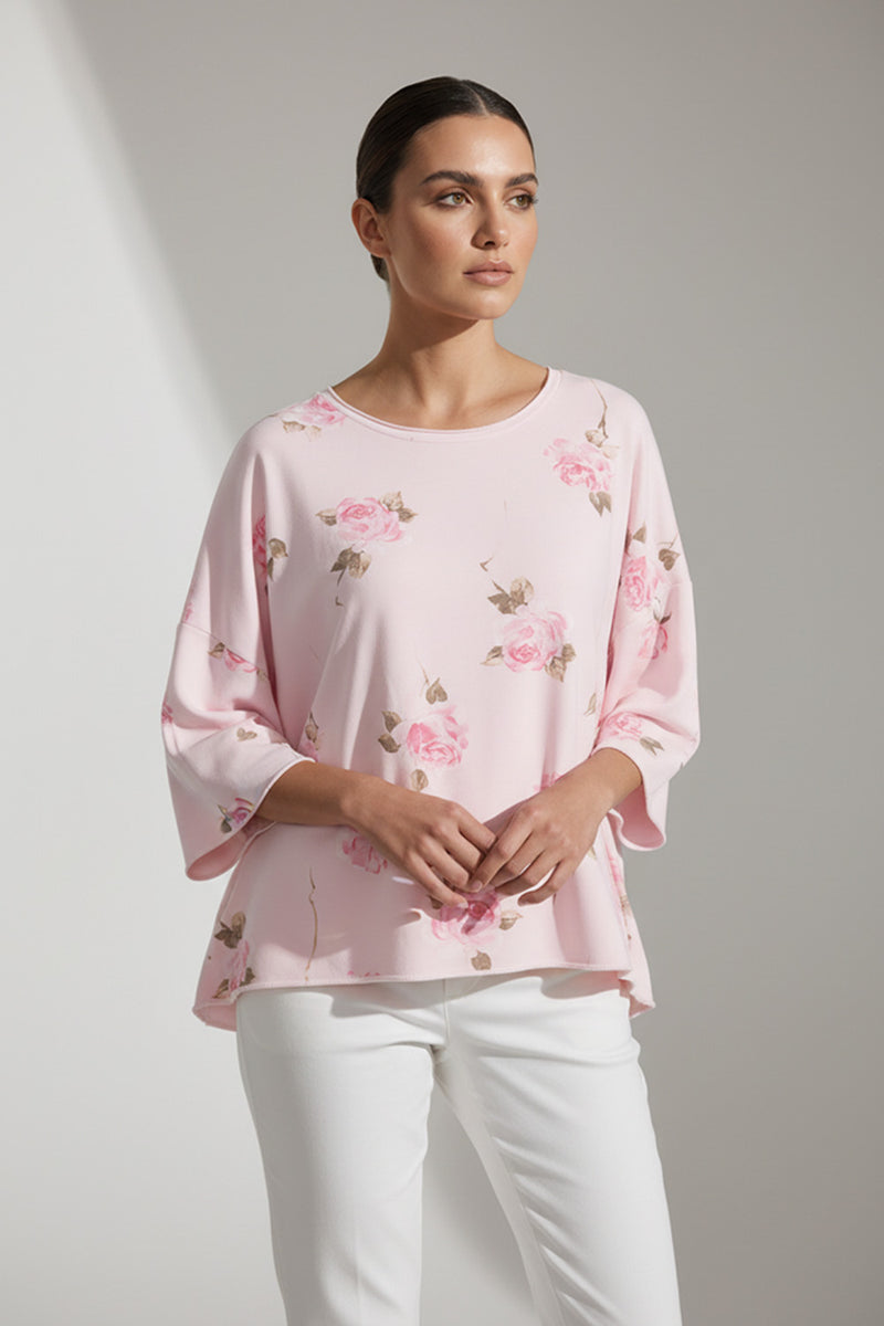 Ροζ γυναικεία μπλούζα με floral τύπωμα και 3/4 φαρδιά μανίκια σε χαλαρή γραμμή.