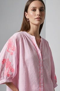 Ροζ καρό γυναικείο πουκάμισο με ροζ κεντήματα στα μανίκια και 3/4 μανίκι