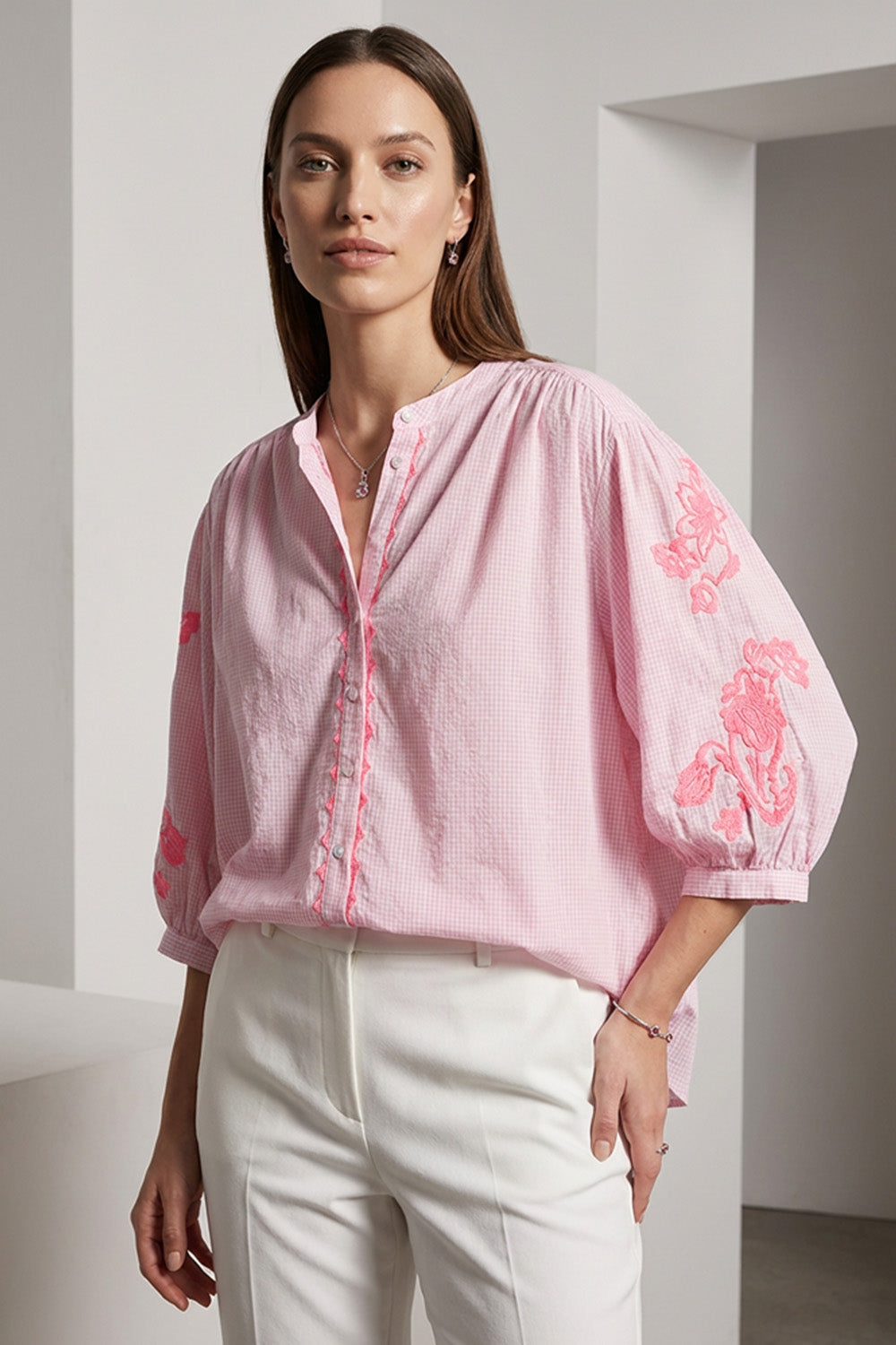 Ροζ καρό γυναικείο πουκάμισο με ροζ κεντήματα στα μανίκια και 3/4 μανίκι
