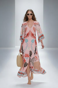 Ροζ μάξι kaftan φόρεμα με tropical και ornamental print, V λαιμόκοψη και αέρινη εφαρμογή.