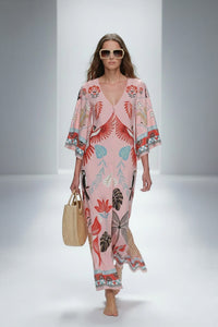 Ροζ μάξι kaftan φόρεμα με tropical και ornamental print, V λαιμόκοψη και αέρινη εφαρμογή.