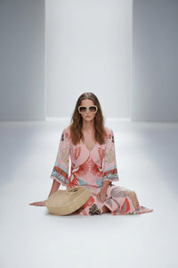 Ροζ μάξι kaftan φόρεμα με tropical και ornamental print, V λαιμόκοψη και αέρινη εφαρμογή.