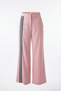 Ροζ γυναικείο παντελόνι με μαύρη κάθετη ρίγα σε άνετη κομψή γραμμή