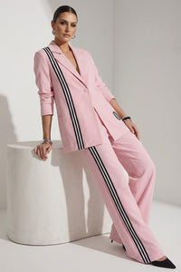 Ροζ γυναικείο παντελόνι με μαύρη κάθετη ρίγα σε άνετη κομψή γραμμή