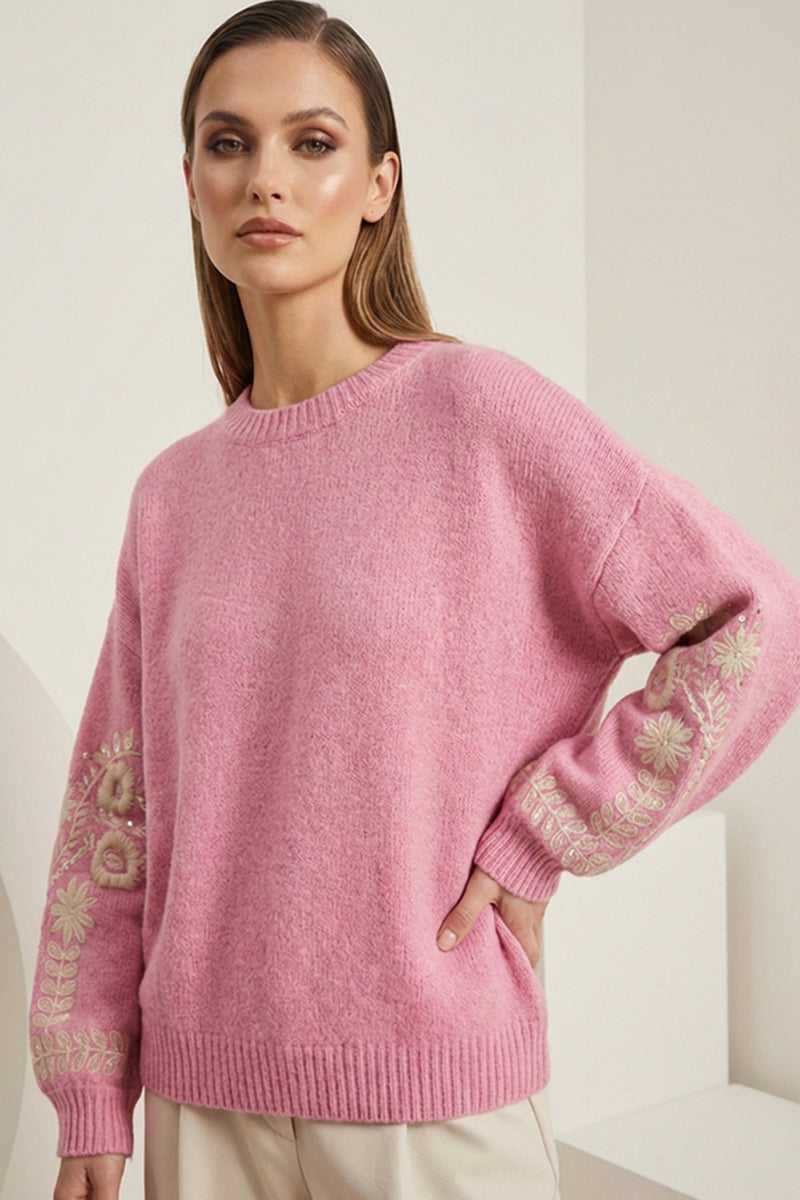 Ροζ πλεκτή μπλούζα με κεντημένα μανίκια και παγιέτες σε γυναικείο μοντέλο