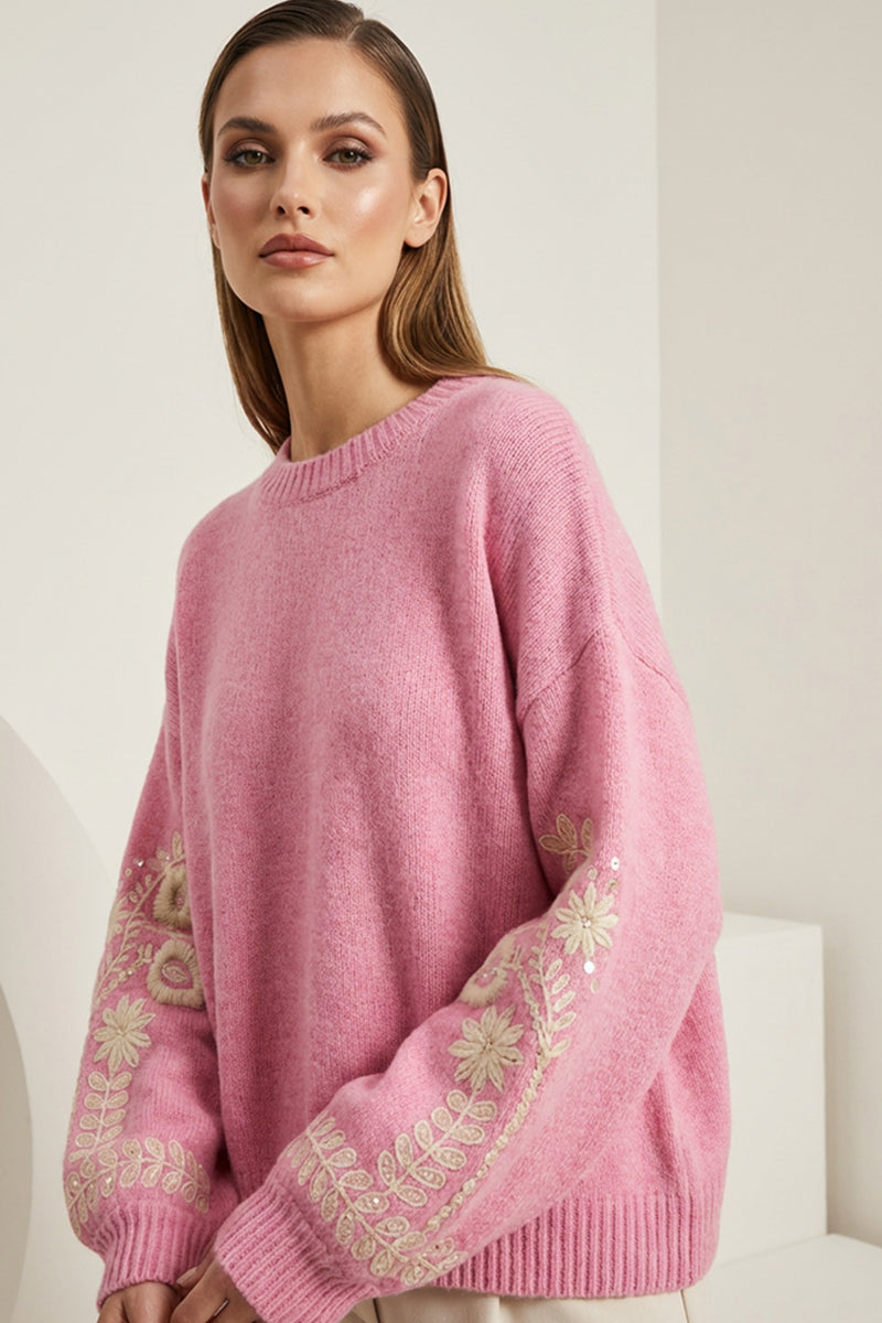Ροζ πλεκτή μπλούζα με κεντημένα μανίκια και παγιέτες σε γυναικείο μοντέλο