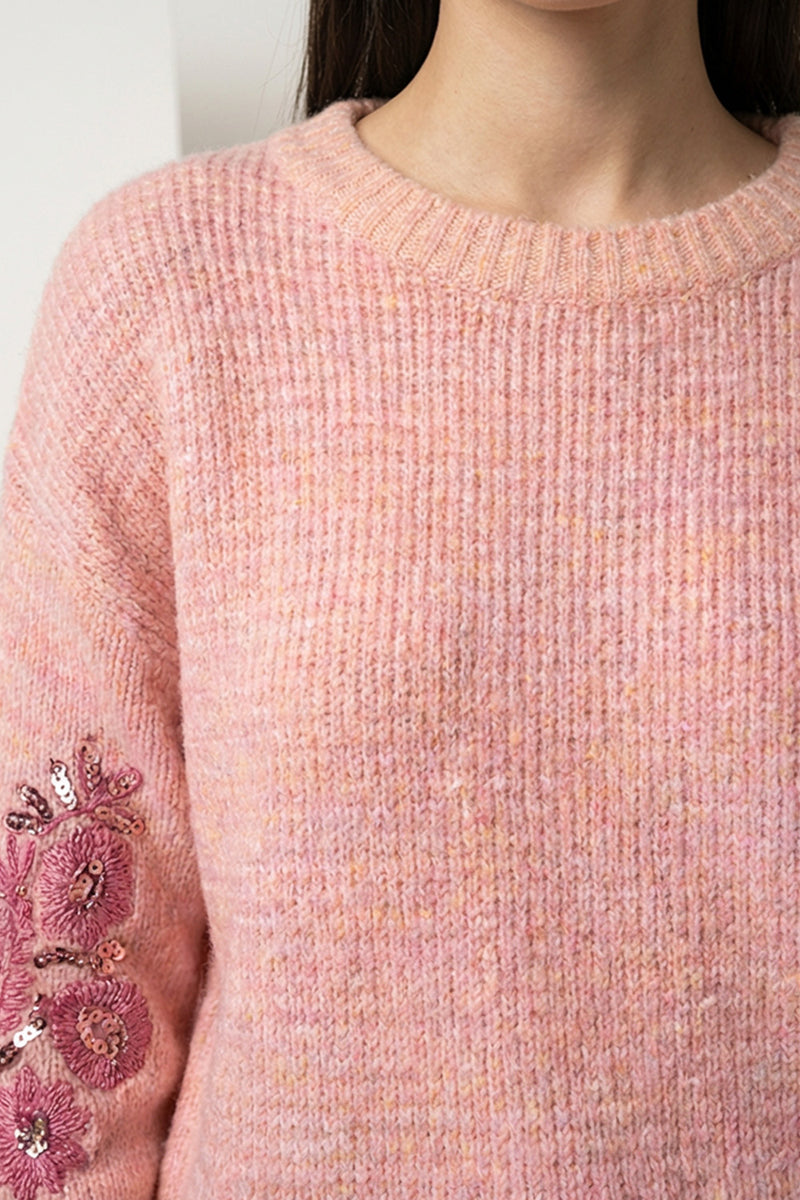 Ροζ πλεκτή μπλούζα με κεντημένα μανίκια