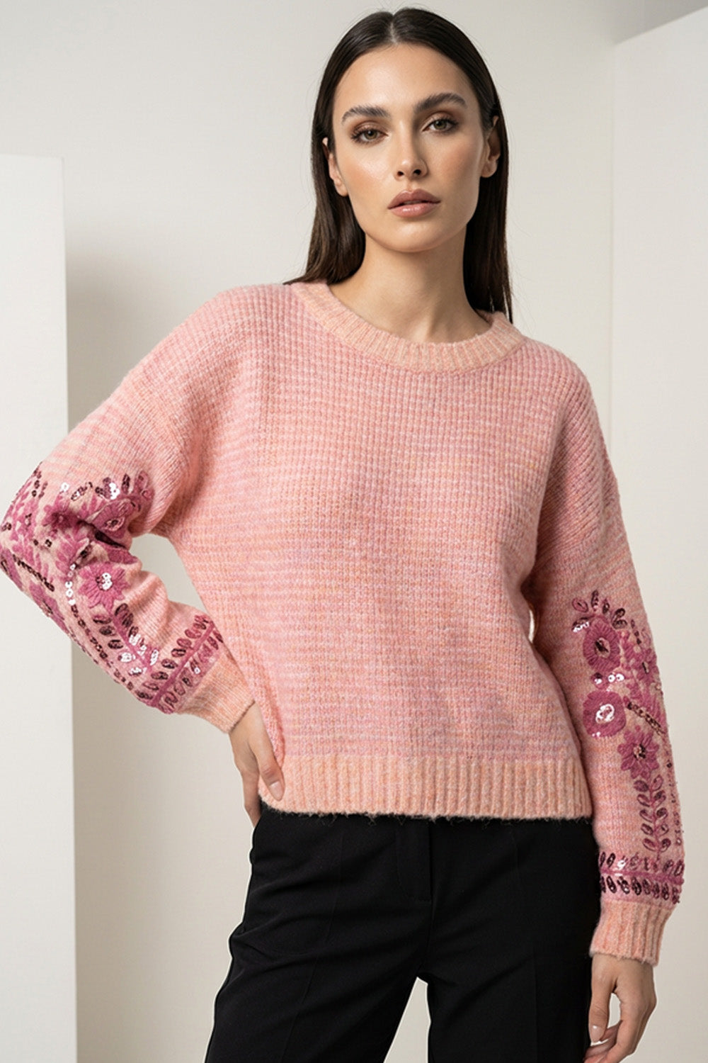 Ροζ πλεκτή μπλούζα με κεντημένα μανίκια