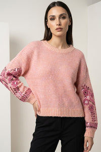 Ροζ πλεκτή μπλούζα με κεντημένα μανίκια