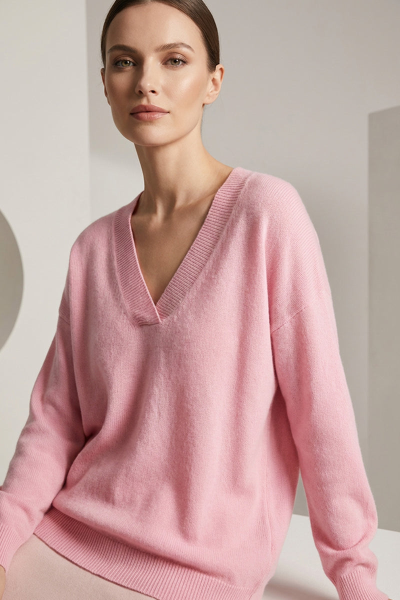 Ροζ πλεκτή μπλούζα με V λαιμόκοψη και απαλή υφή σε γυναικείο μοντέλο