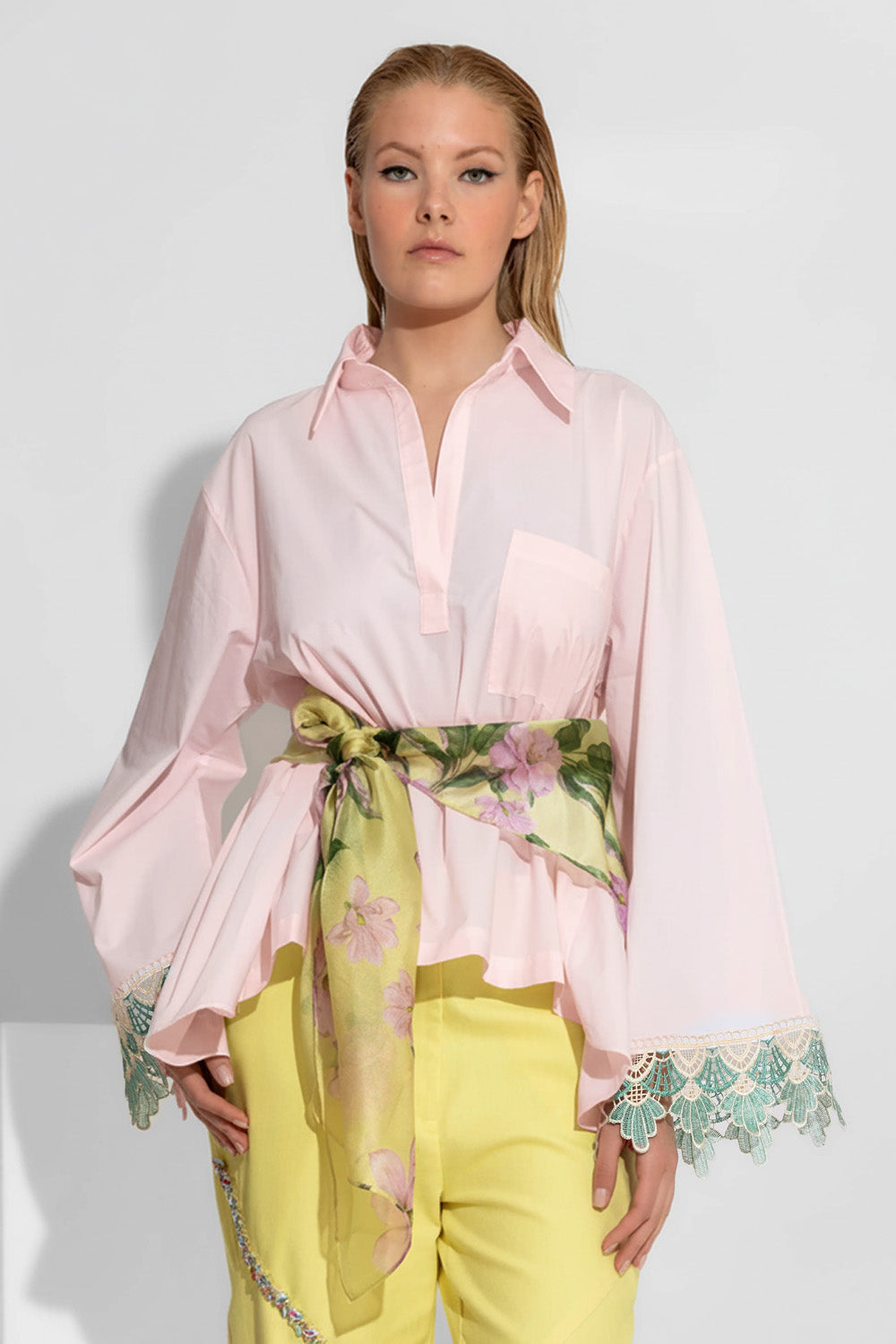 Ροζ γυναικείο πουκάμισο με μακριά φαρδιά μανίκια και δαντελένιο τελείωμα στις μανσέτες