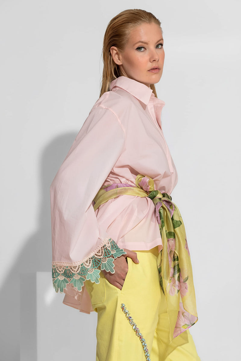 Ροζ γυναικείο πουκάμισο με μακριά φαρδιά μανίκια και δαντελένιο τελείωμα στις μανσέτες