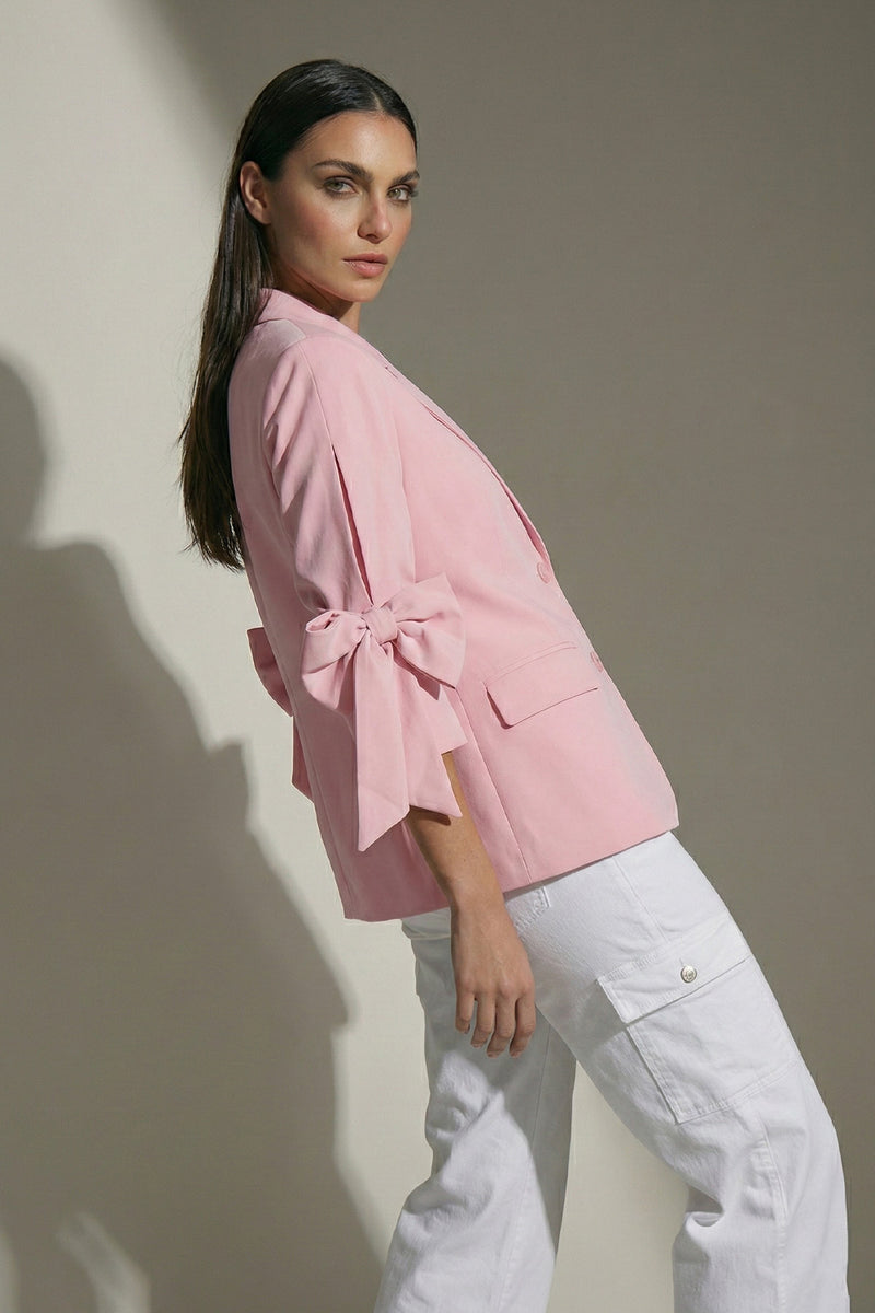 Ροζ σακάκι με δύο κουμπιά και φιόγκους στα μανίκια 3/4, ίσια κομψή γραμμή.