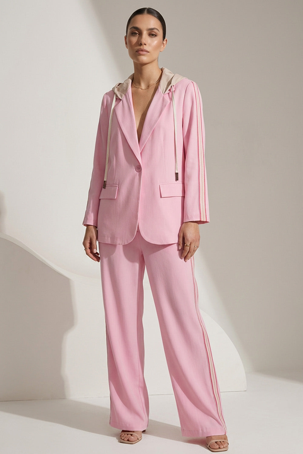 Ροζ γυναικείο σετ με σακάκι με κουκούλα και ίσιο παντελόνι με πλαϊνές ρίγες