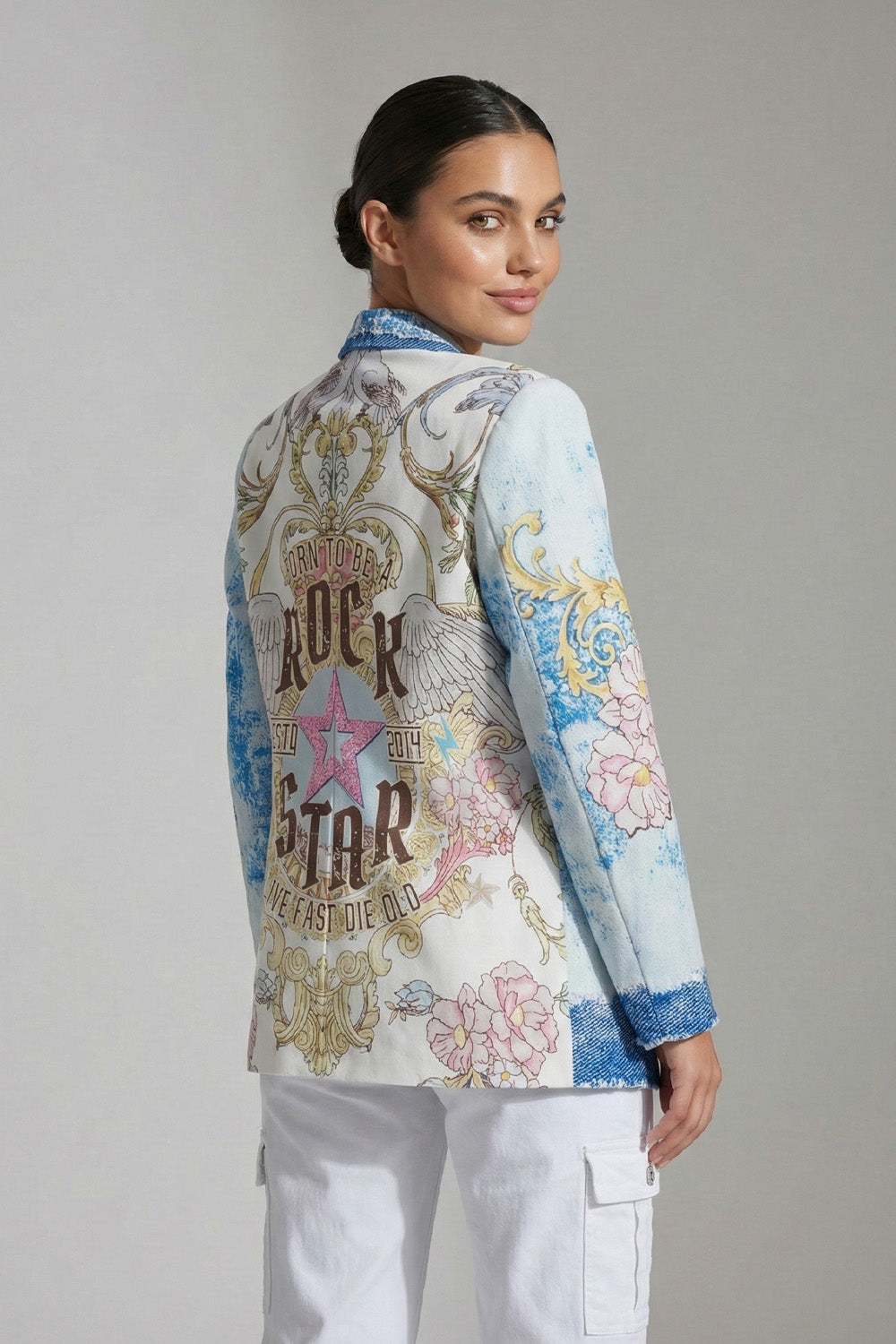 Γυναικείο σακάκι με πολύχρωμο floral και graphic print σε γαλάζιες αποχρώσεις.