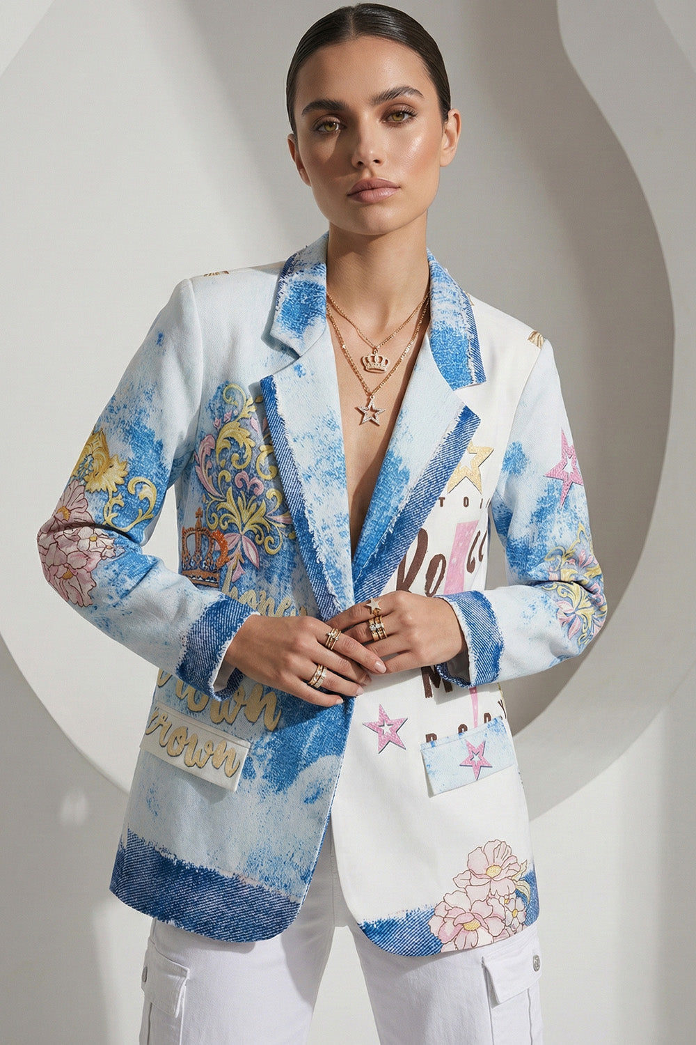 Γυναικείο σακάκι με πολύχρωμο floral και graphic print σε γαλάζιες αποχρώσεις.