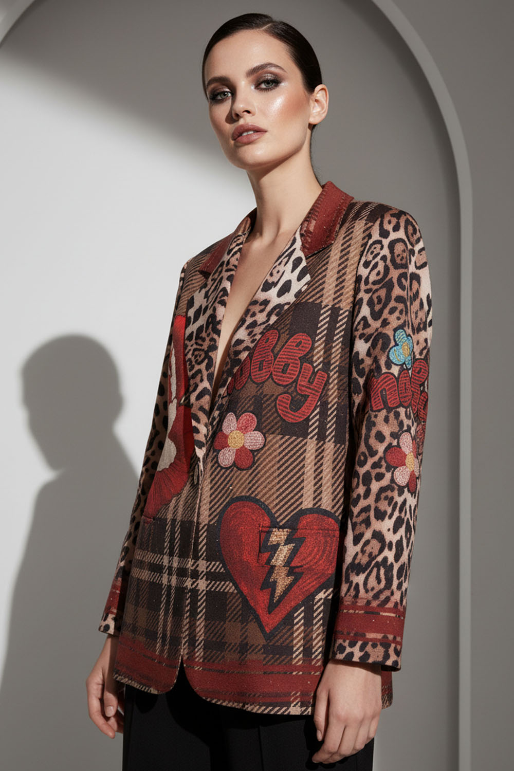 Σακάκι σε γήινους τόνους με καρό και leopard print και ζωγραφιστά μοτίβα σε έντονα χρώματα.