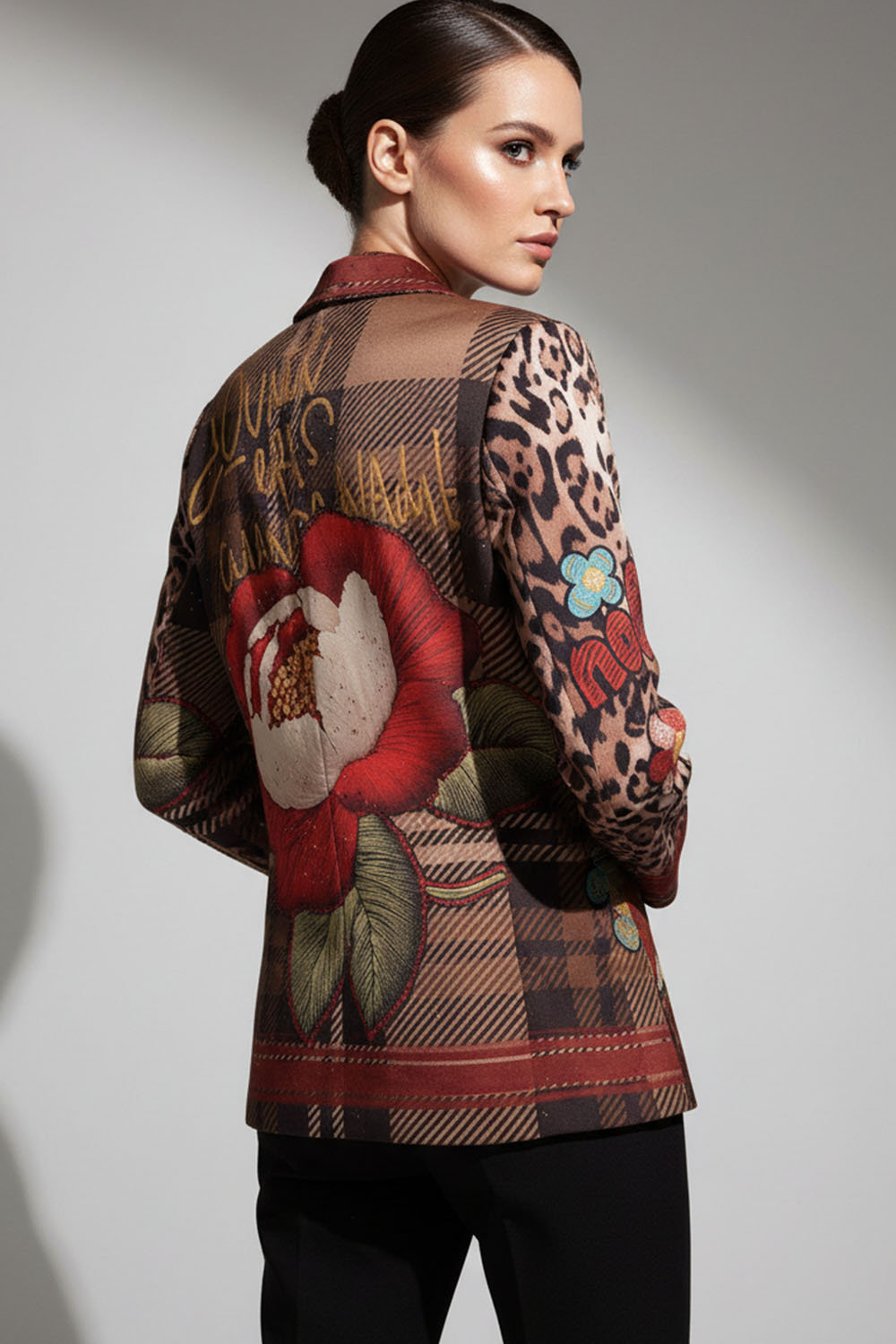Σακάκι σε γήινους τόνους με καρό και leopard print και ζωγραφιστά μοτίβα σε έντονα χρώματα.