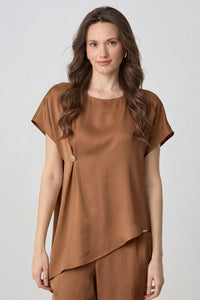 Σατέν μπλούζα καφέ με ασύμμετρο τελείωμα και χαλαρή γραμμή με διακριτική λάμψη
