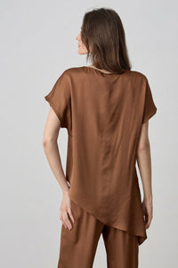 Σατέν μπλούζα καφέ με ασύμμετρο τελείωμα και χαλαρή γραμμή με διακριτική λάμψη