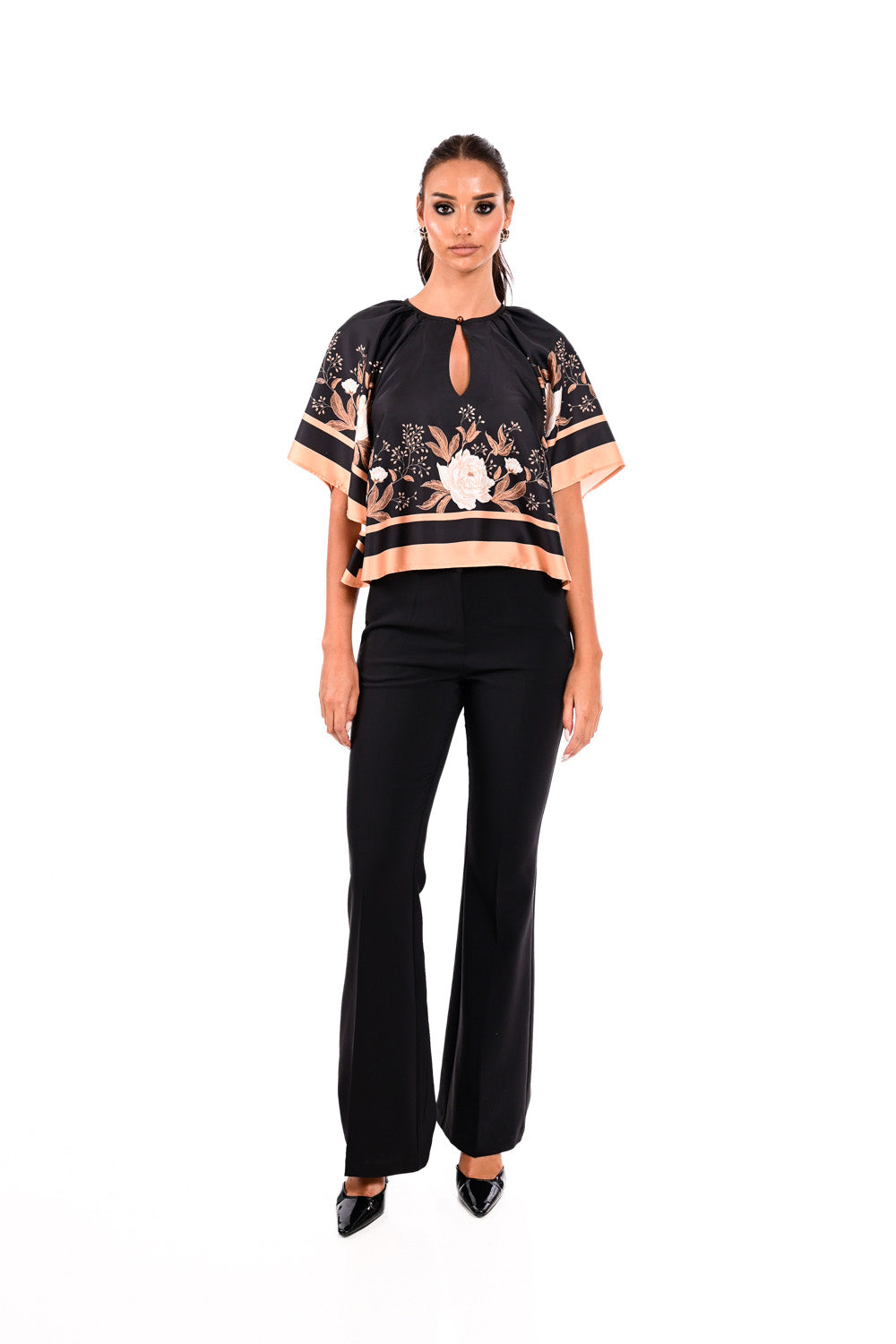 Σατέν μπλούζα μαύρη με floral print και άνοιγμα στο ντεκολτέ, φαρδιά μανίκια από Ellisargi Boutique