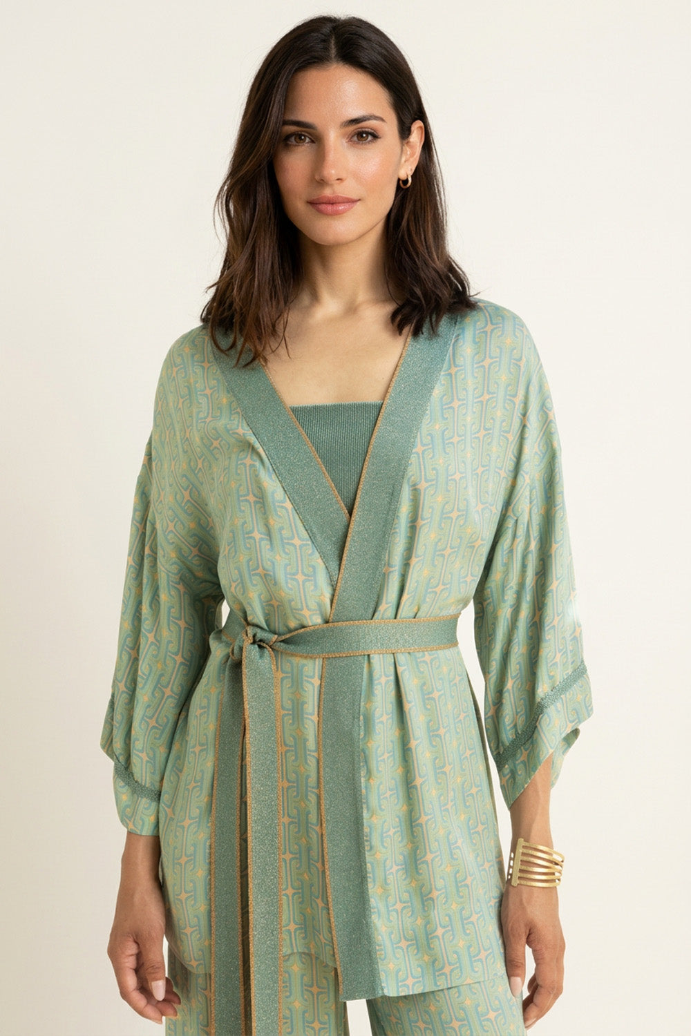 Γυναικείο σατέν κιμονό με γεωμετρικό τύπωμα, πλεκτές λεπτομέρειες και ζώνη στη μέση σε βεραμάν αποχρώσεις