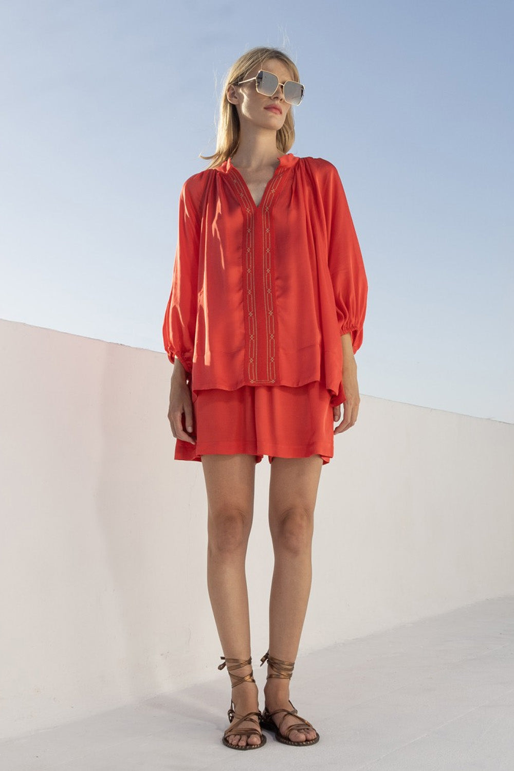 Σατέν μπλούζα κοραλλί με V λαιμόκοψη και πλεκτές λεπτομέρειες μπροστά