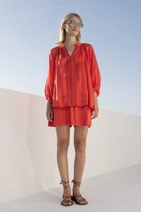 Σατέν μπλούζα κοραλλί με V λαιμόκοψη και πλεκτές λεπτομέρειες μπροστά