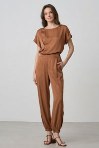 Σατέν παντελόνι καφέ με ελαστική μέση και ανοίγματα στο τελείωμα σε άνετη γραμμή