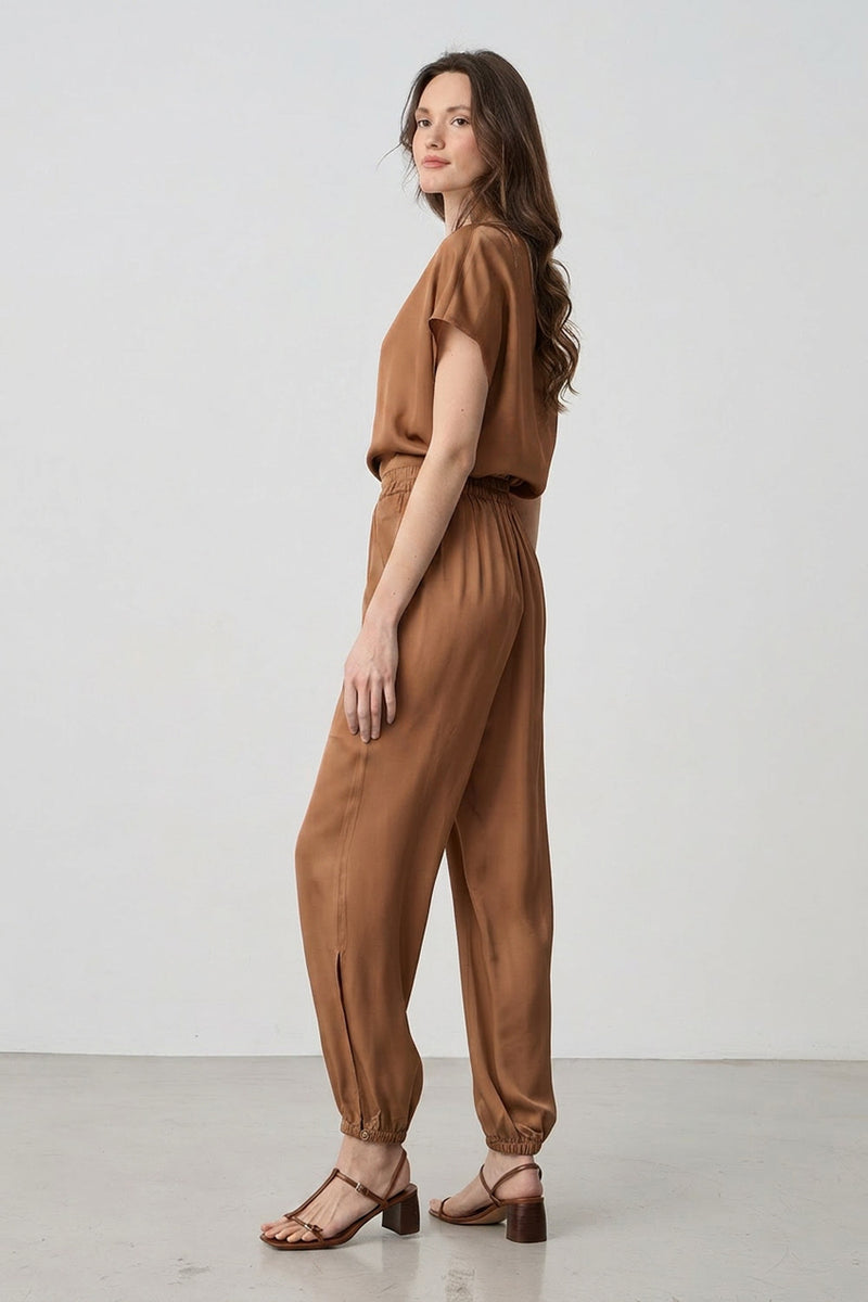 Σατέν παντελόνι καφέ με ελαστική μέση και ανοίγματα στο τελείωμα σε άνετη γραμμή