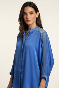 Μπλε σατέν πουκάμισο με πλεκτές λεπτομέρειες στα μανίκια και χαλαρή εφαρμογή, μπροστινή όψη και λεπτομέρεια ώμου