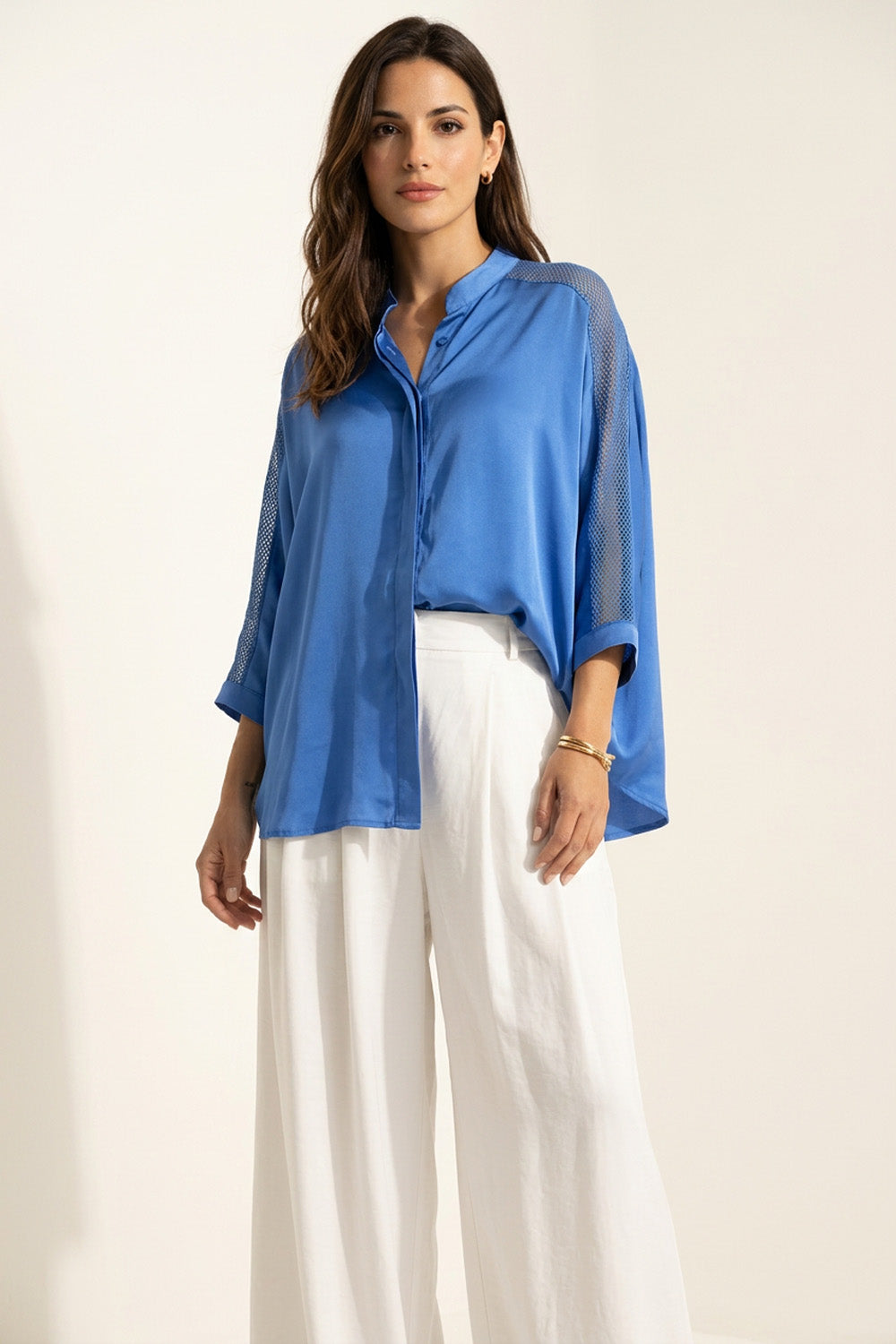 Μπλε σατέν πουκάμισο με πλεκτές λεπτομέρειες στα μανίκια και χαλαρή εφαρμογή, μπροστινή όψη και λεπτομέρεια ώμου