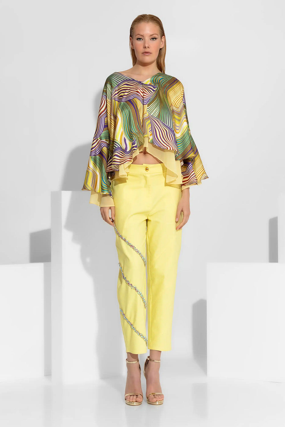 Σατέν γυναικείο τοπ με abstract print σε έντονα χρώματα και βολάν στα μανίκια και στο τελείωμα