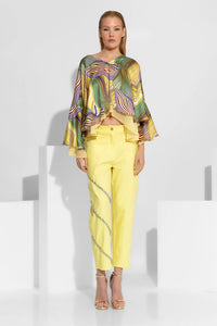 Σατέν γυναικείο τοπ με abstract print σε έντονα χρώματα και βολάν στα μανίκια και στο τελείωμα