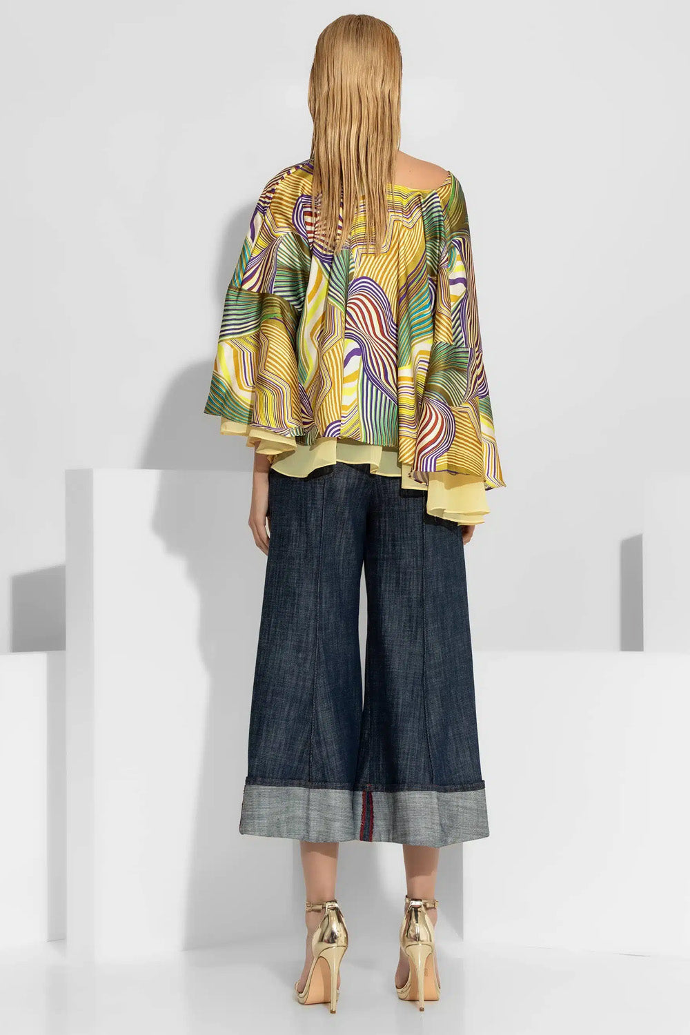 Σατέν γυναικείο τοπ με abstract print σε έντονα χρώματα και βολάν στα μανίκια και στο τελείωμα