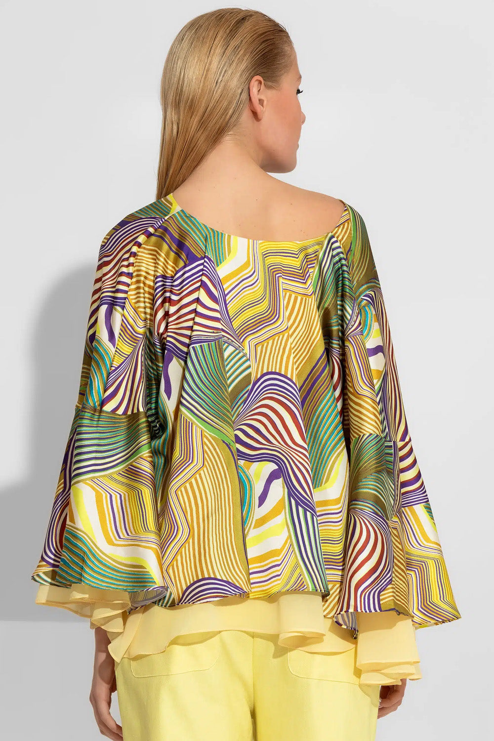 Σατέν γυναικείο τοπ με abstract print σε έντονα χρώματα και βολάν στα μανίκια και στο τελείωμα