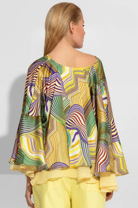 Σατέν γυναικείο τοπ με abstract print σε έντονα χρώματα και βολάν στα μανίκια και στο τελείωμα