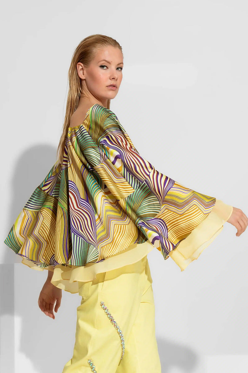 Σατέν γυναικείο τοπ με abstract print σε έντονα χρώματα και βολάν στα μανίκια και στο τελείωμα