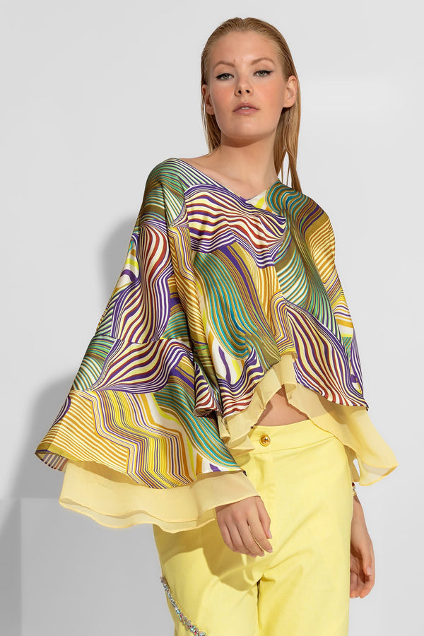 Σατέν γυναικείο τοπ με abstract print σε έντονα χρώματα και βολάν στα μανίκια και στο τελείωμα