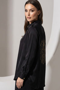 Μαύρο σατινέ πουκάμισο με κεντημένο μοτίβο σε χρυσό τόνο στην πλάτη από την Ellisargi Boutique