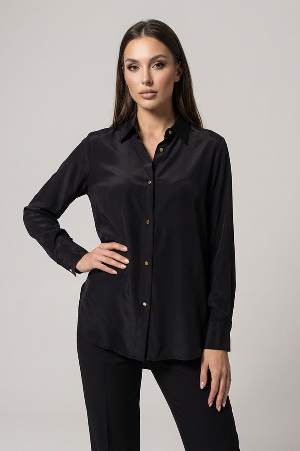 Μαύρο σατινέ πουκάμισο με κεντημένο μοτίβο σε χρυσό τόνο στην πλάτη από την Ellisargi Boutique