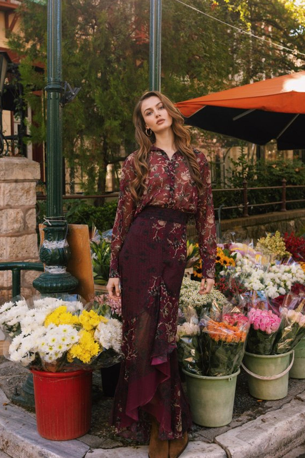 Σετ μπορντό floral με πουκάμισο και μάξι φούστα βολάν, αέρινη εφαρμογή